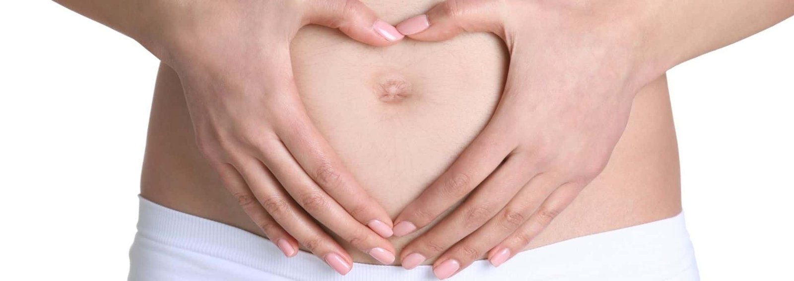 Mani sull'ombelico in un gesto di respiro consapevole